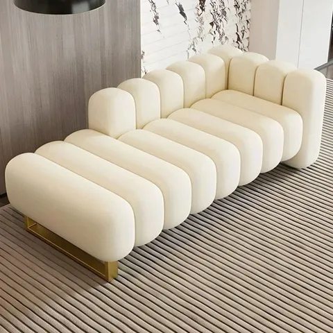 The Court Seater — view 4